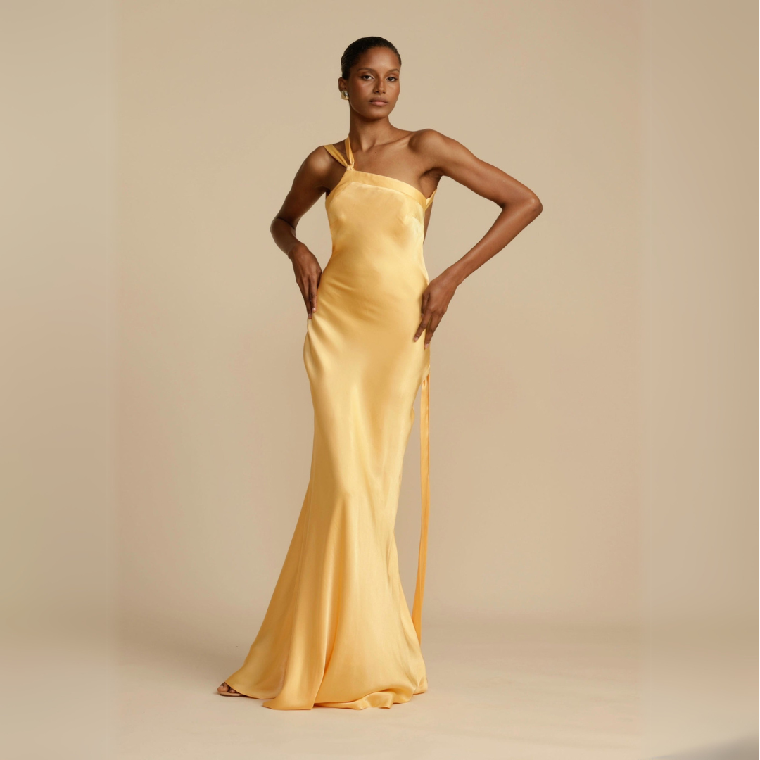 Alyssa | Elegantes asymmetrisches langes Kleid aus gelber Seide - Image 2