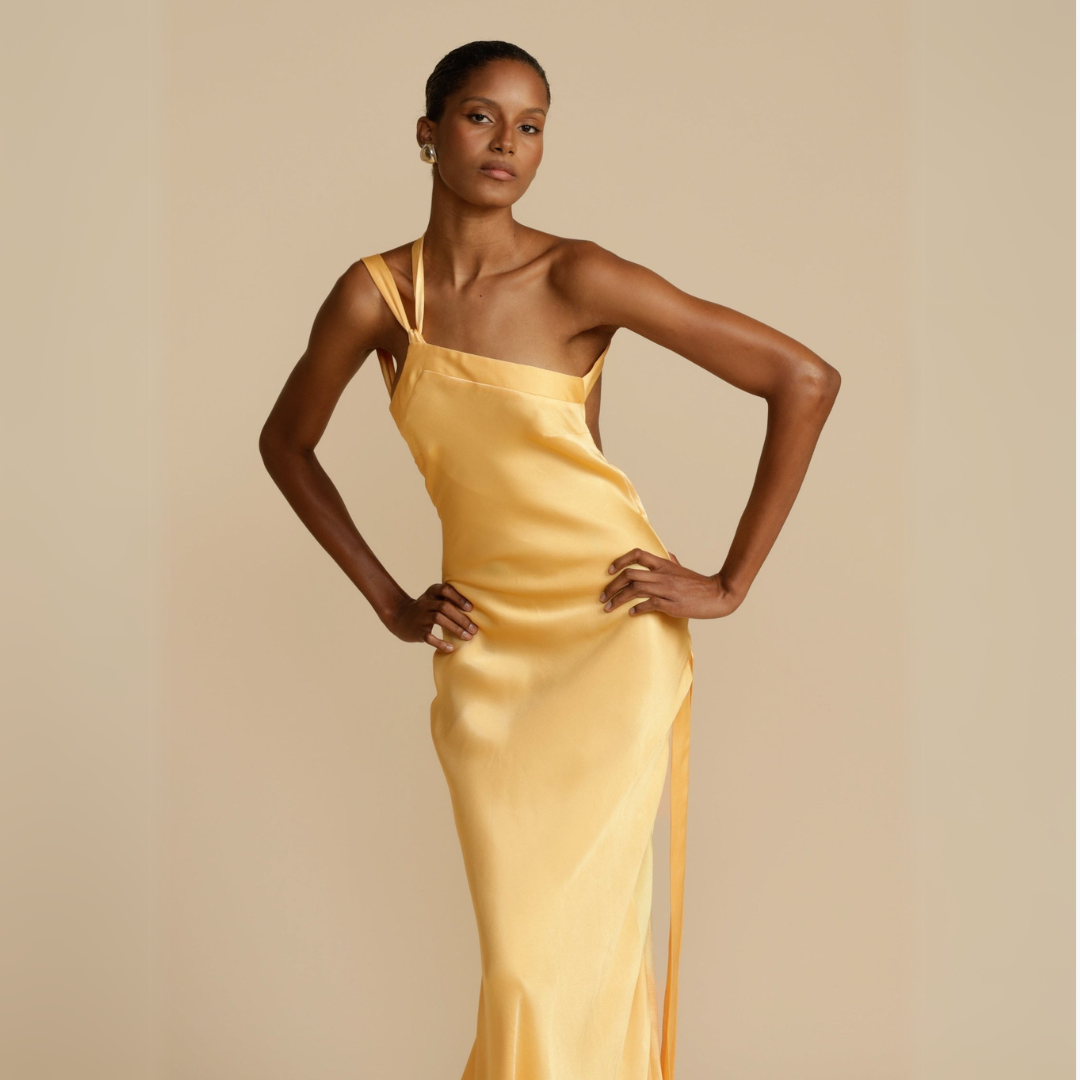 Alyssa | Elegantes asymmetrisches langes Kleid aus gelber Seide - Image 3