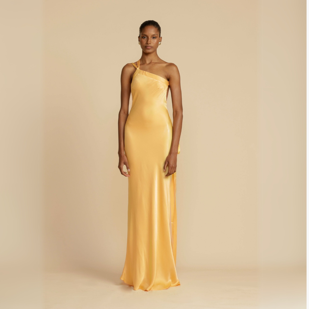 Alyssa | Elegantes asymmetrisches langes Kleid aus gelber Seide - Image 1