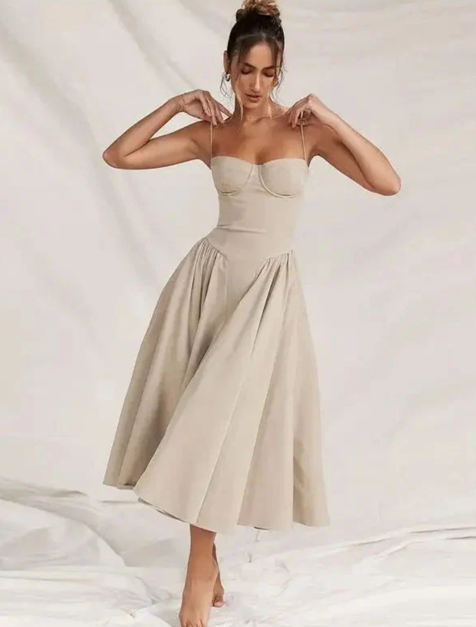 Couture-moda | Stilvolles, leichtes Kleid mit V-Ausschnitt - Image 1