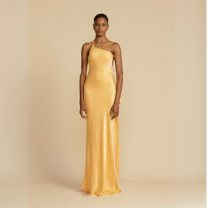 Alyssa | Elegantes asymmetrisches langes Kleid aus gelber Seide - Image 1