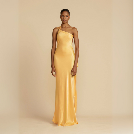 Alyssa | Elegantes asymmetrisches langes Kleid aus gelber Seide - Image 1
