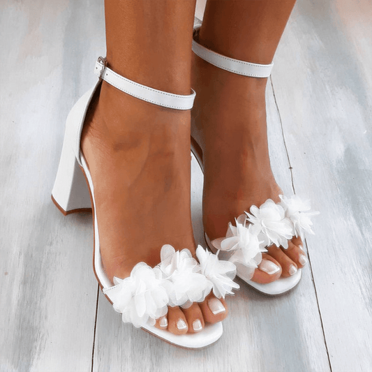 Marika | Elegante weiße Sandalen mit Blockabsatz, Knöchelriemen und floralen Details - Image 1